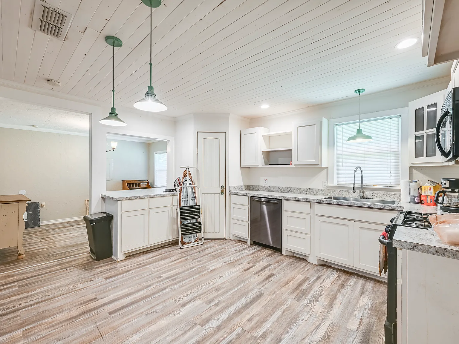 3 bed, 1100 sqft, $1,575 — Photo 3