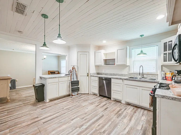 528 NW King St — Photo 3