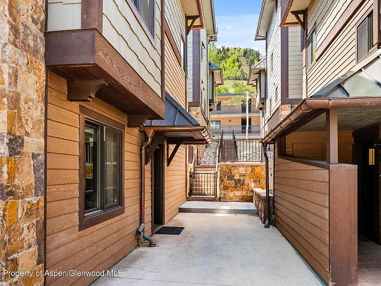 650 S Monarch St #7 — Photo 28