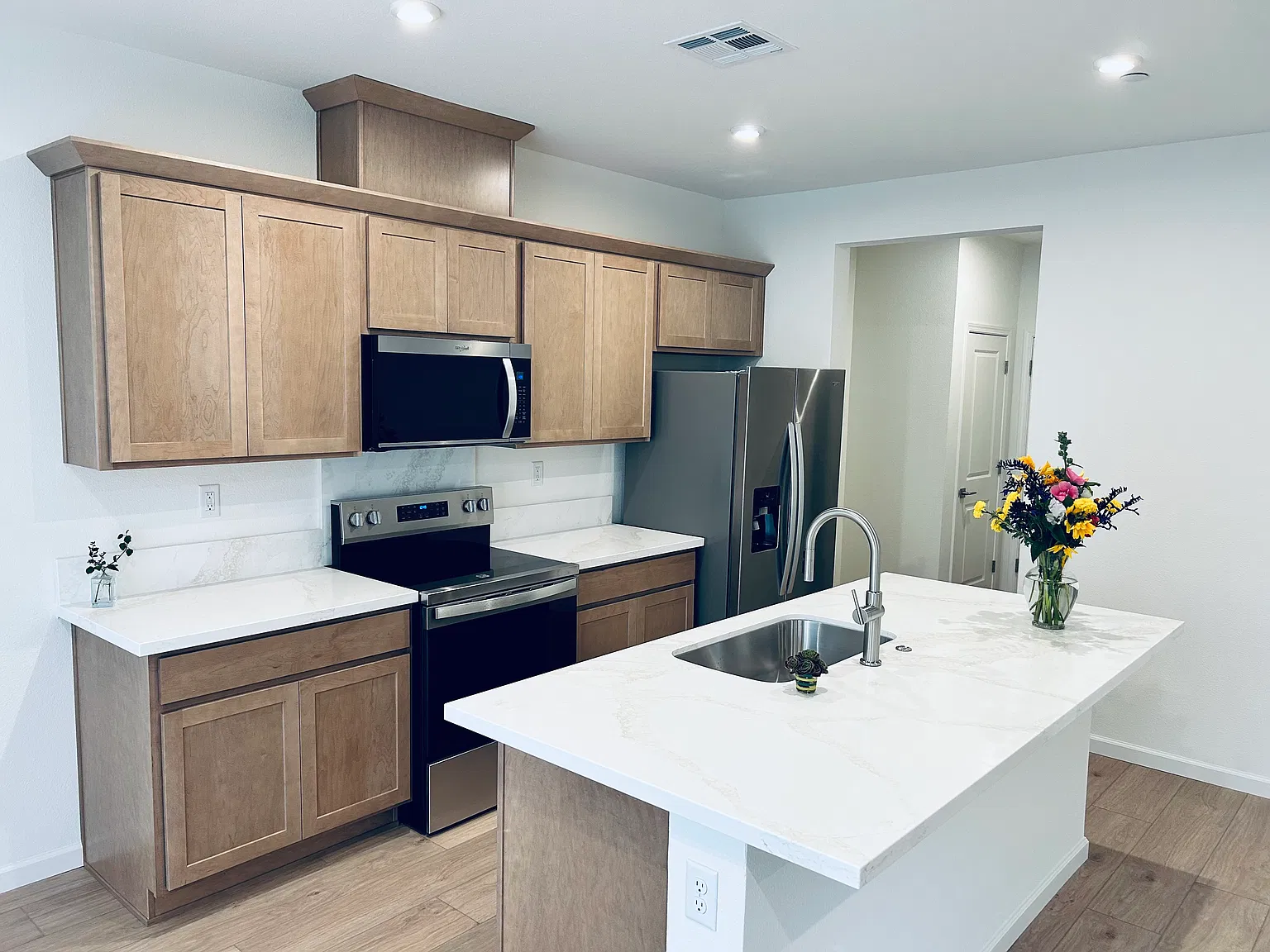 3 bed, 2.5 bath, 1833 sqft, $3,550 — Photo 2