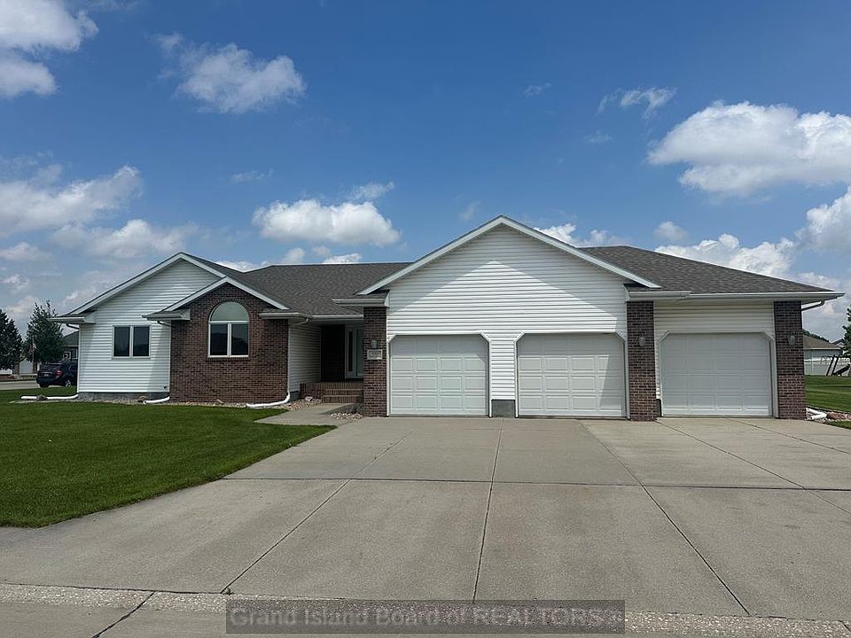 1st image of 4042 Sandalwood Dr