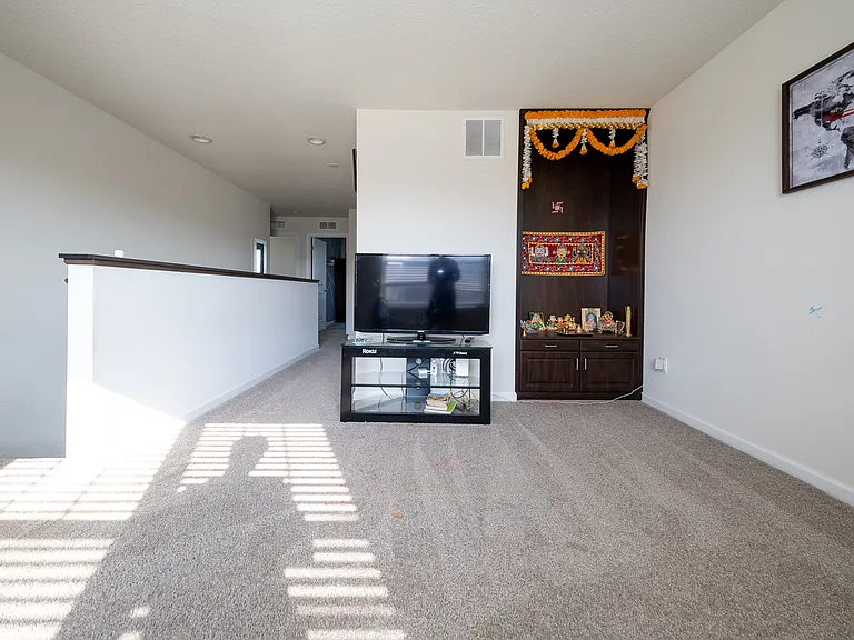 5595 Queensland Ln N — Photo 23