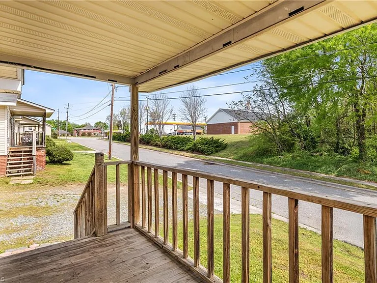 112 S Raleigh St — Photo 4