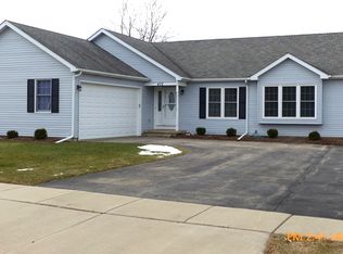 402 Prairieview Pkwy, Hampshire, IL 60140