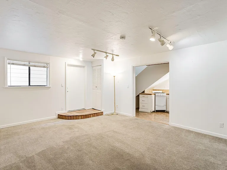 2849 Fernwood St — Photo 2