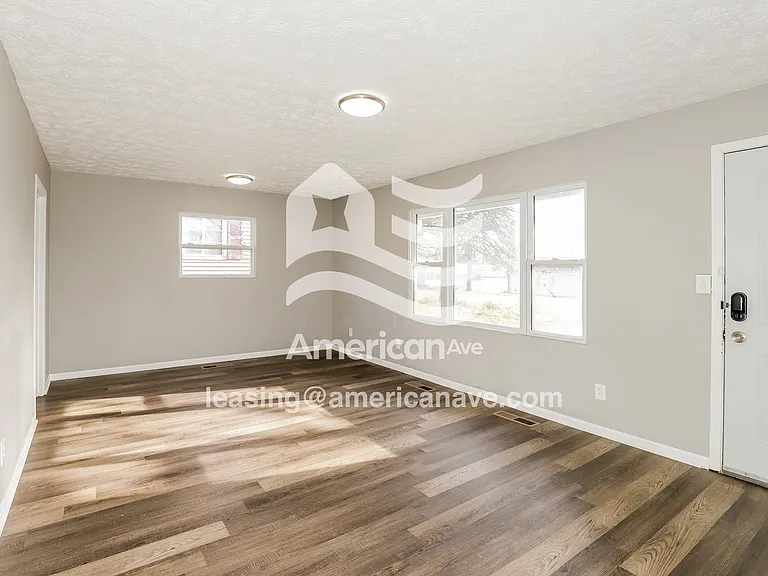 1335767_005_wm_-_living_room_13381236.jpg