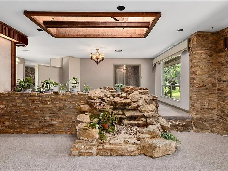610 Lancelot Way — Photo 13