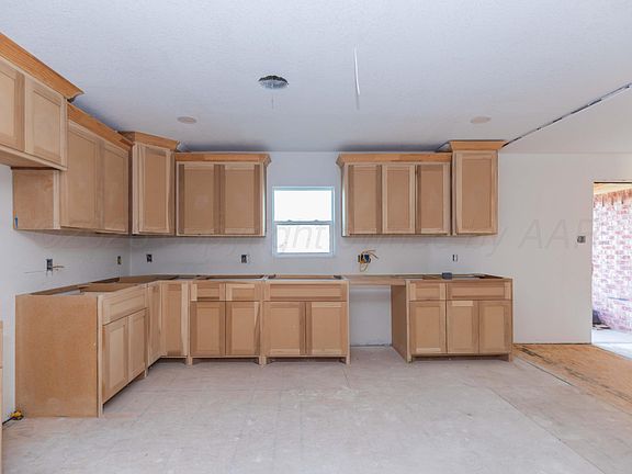 4th image of 813 Steele St