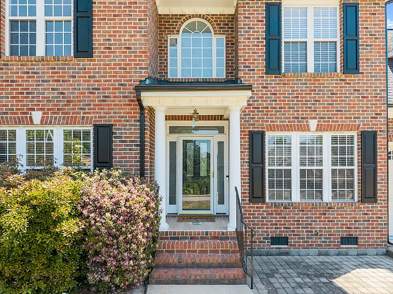 1325 Old Regent Dr — Photo 2