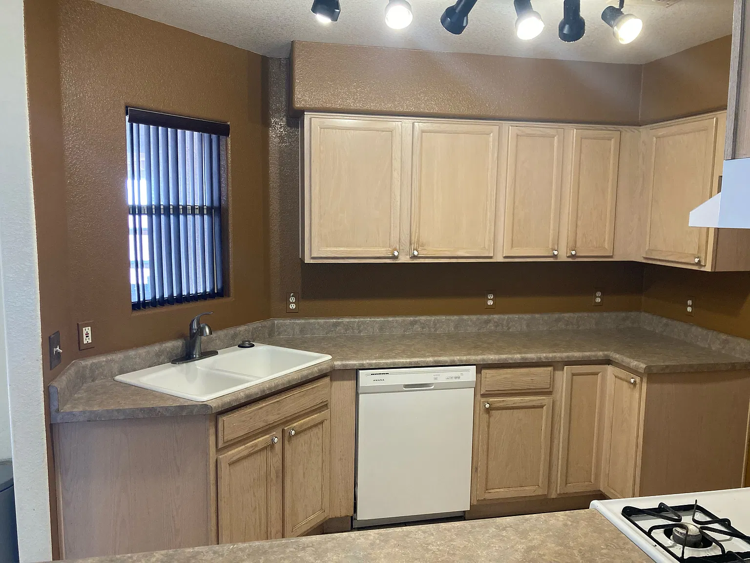 3 bed, 1168 sqft, $1,800 — Photo 2