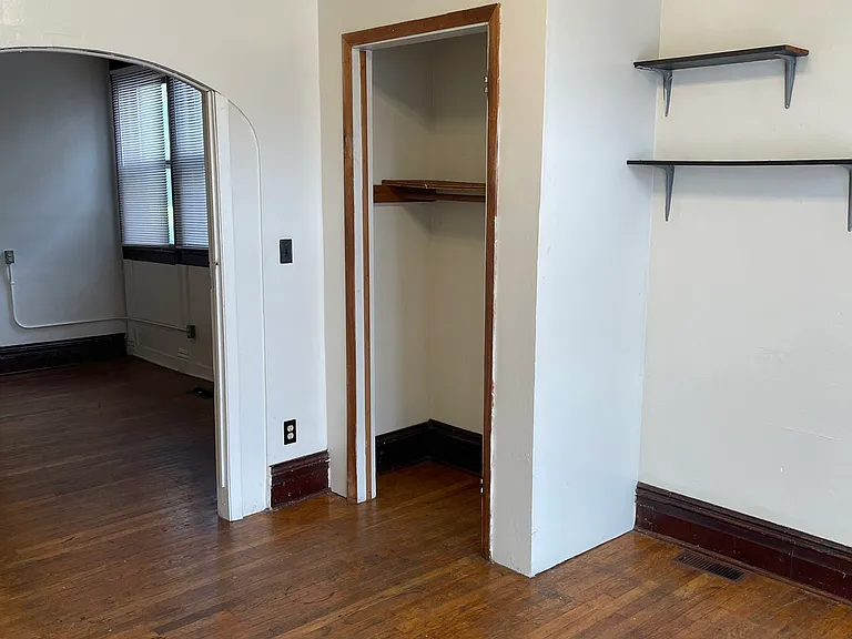 816 E Market St #C — Photo 8