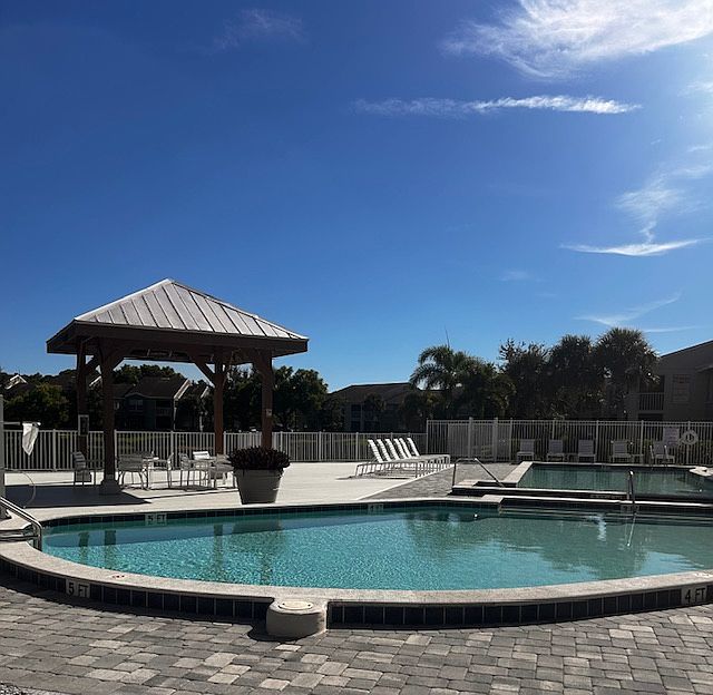 Newly renovated swimming pool together with a gym and tenis court.
