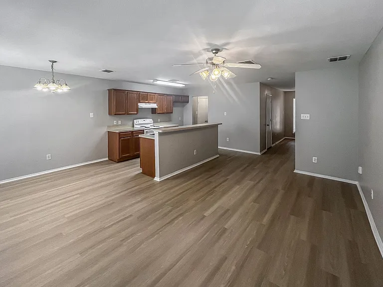2325 Kingsway Dr — Photo 3