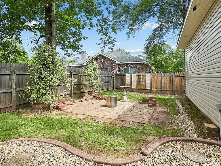 1605 Labarre St — Photo 17
