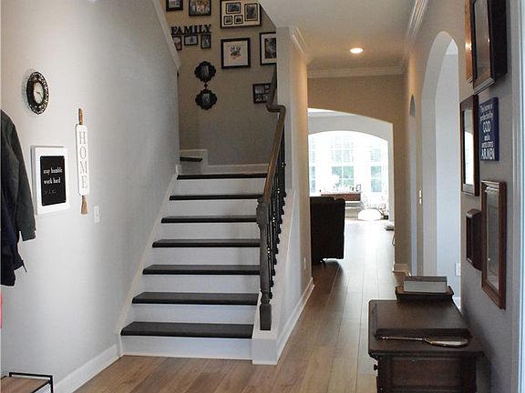 3rd image of 771 Oak Hill Ln