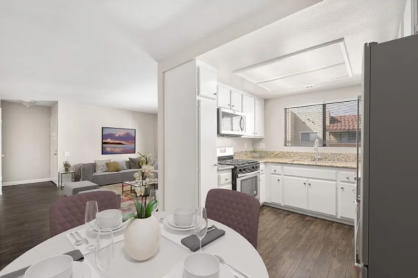 Las Flores Gardens Apartments — Photo 4