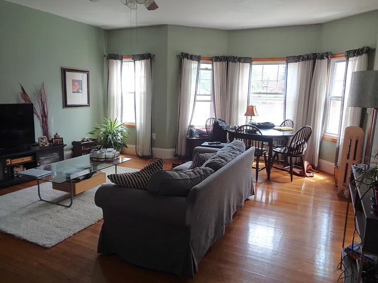 135 Chiswick Rd #3 — Photo 1