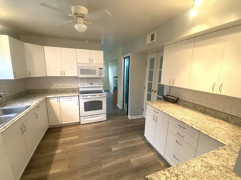 8225 Tabor Ct — Photo 5