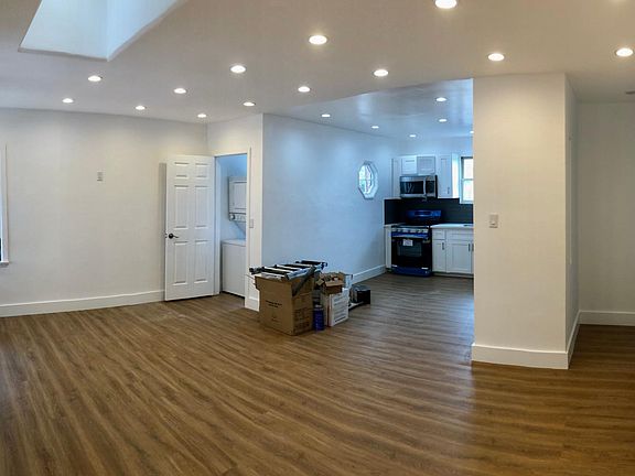 3rd image of 1800 N Mariposa Ave #1802