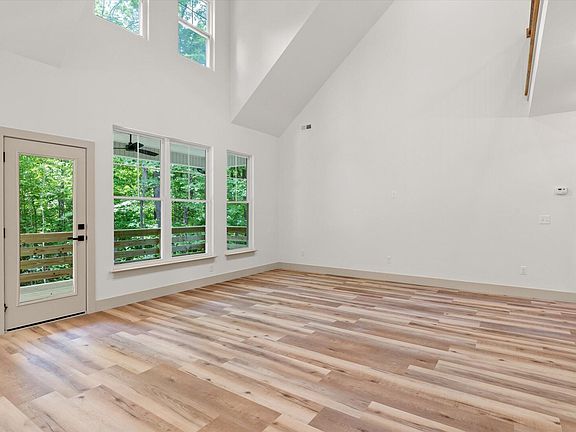5th image of 211 Eleanor Dr SW