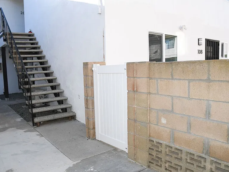 994 Valencia St — Photo 32