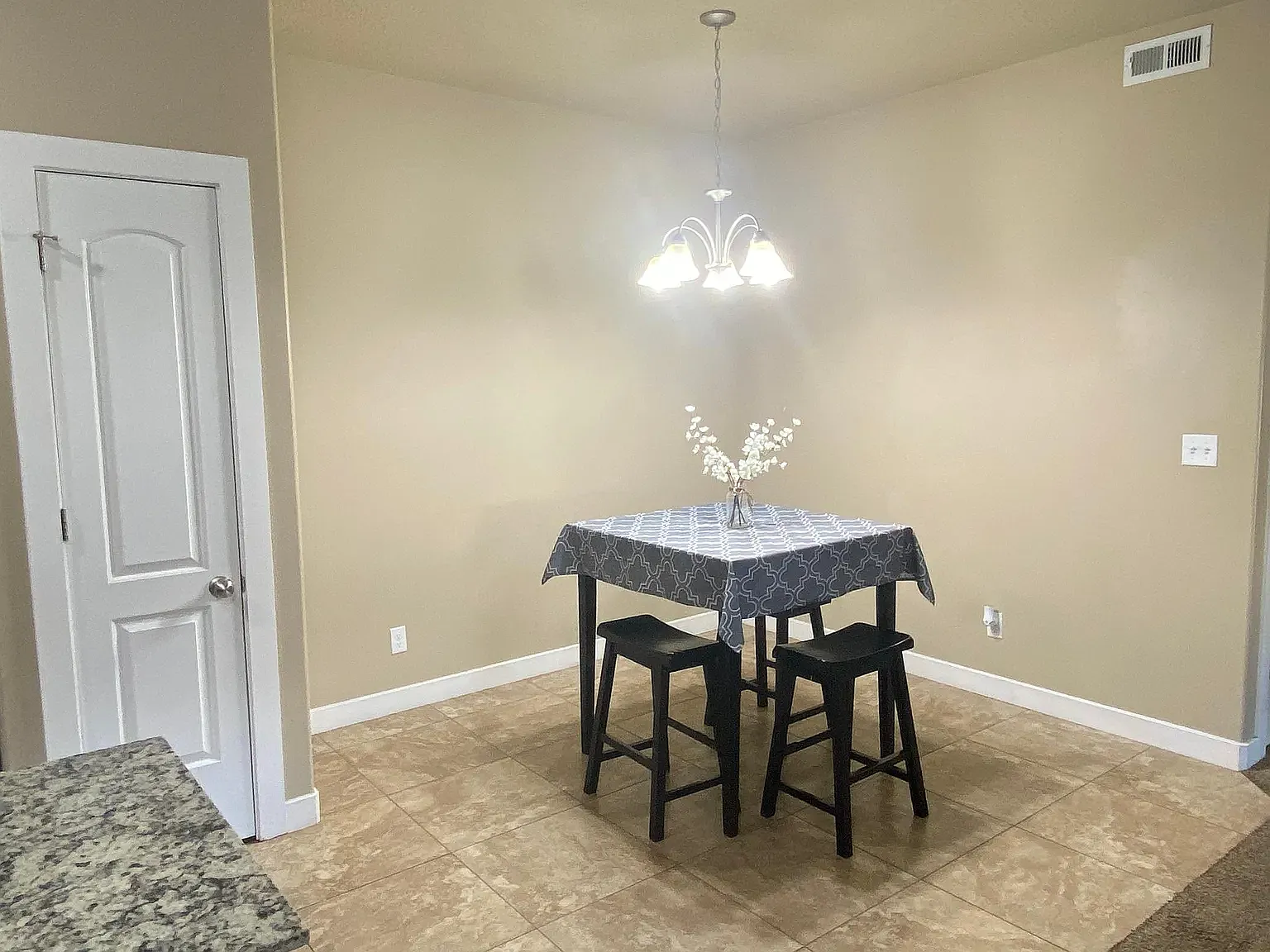 3 bed, 1200 sqft, $1,695 — Photo 4