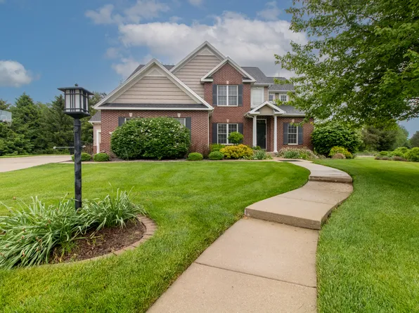 31 Cloverhill Cir, Bloomington, IL 61705