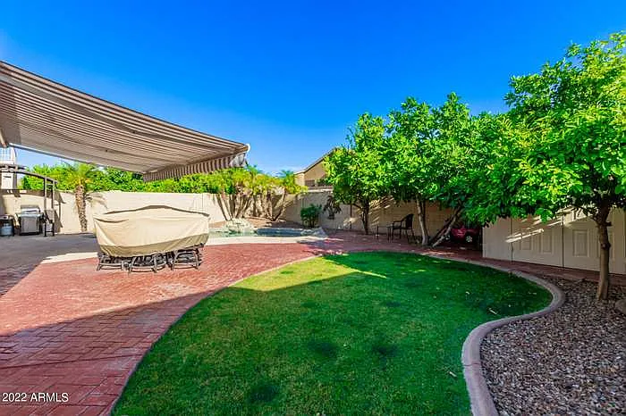 1015 E Irma Ln — Photo 5