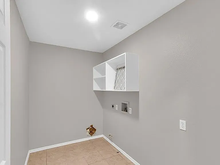 5 bed, 3959 sqft, $3,995 — Photo 4