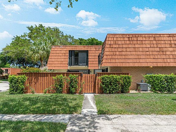 2nd image of 301 Live Oak Lane