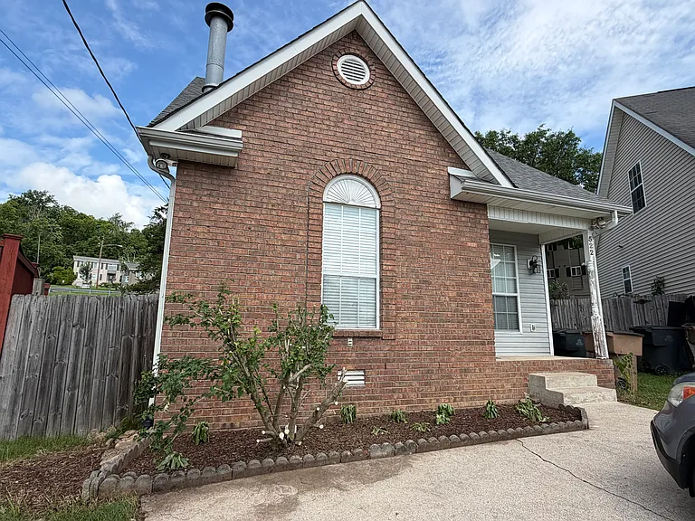 522 Bellmore Pl — Photo 2