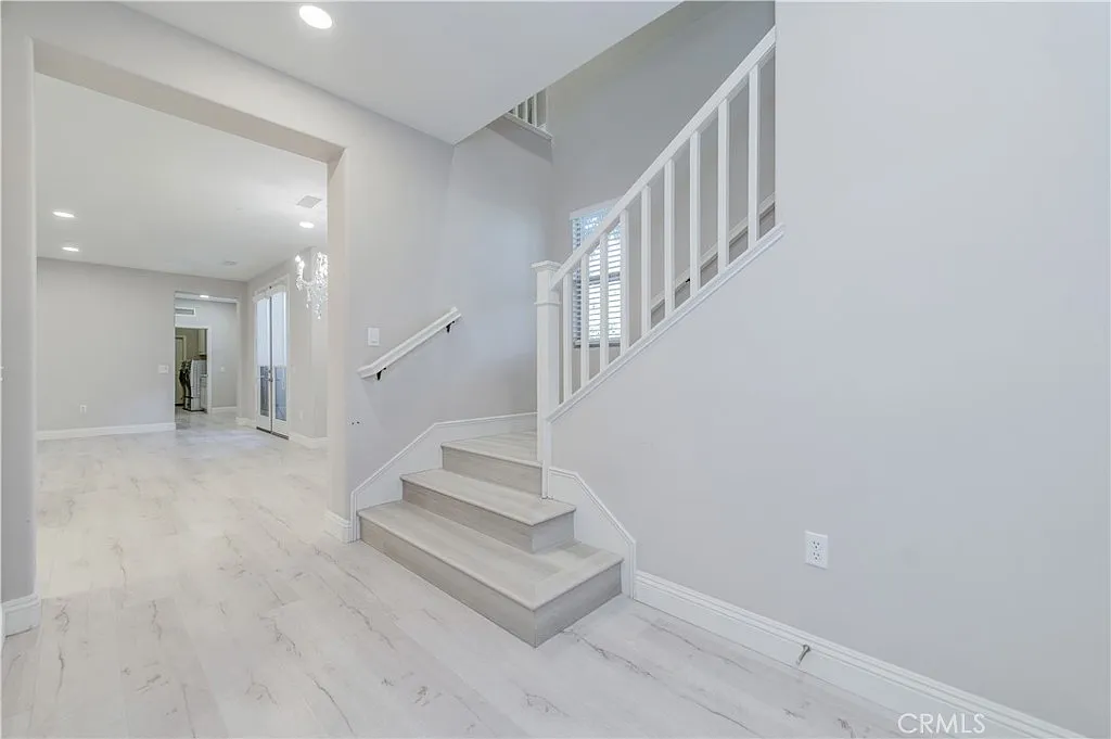 3 bed, 2122 sqft, $5,200 — Photo 2