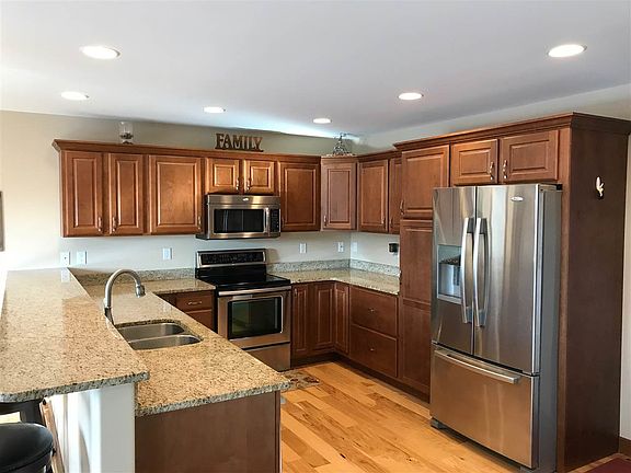 3rd image of 335 Lezlie Dr