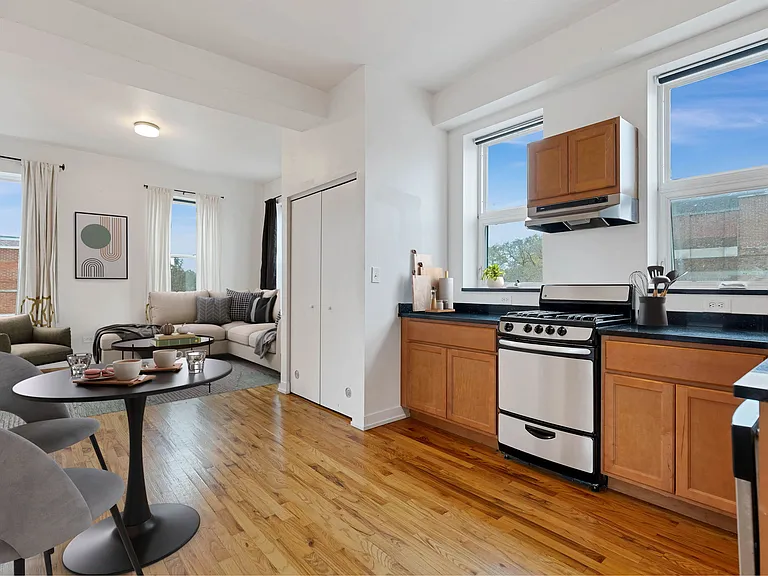 1942 S May St #3F — Photo 2