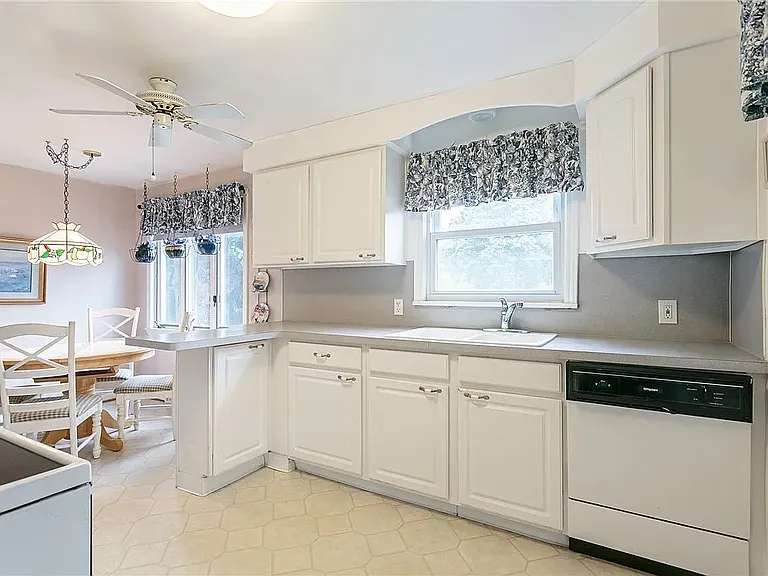 26 Garden Dr — Photo 3