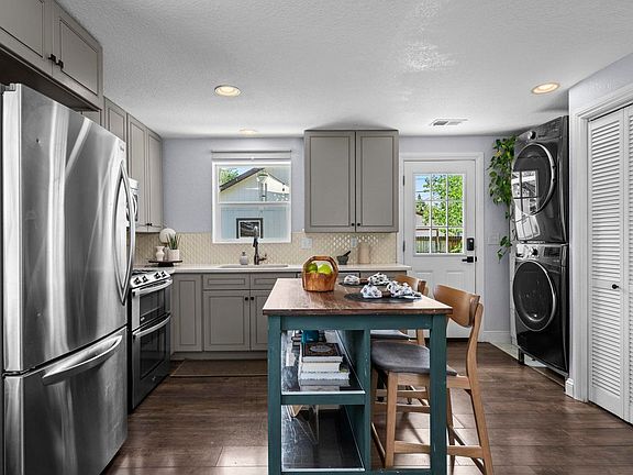 4th image of 3051 Grape St