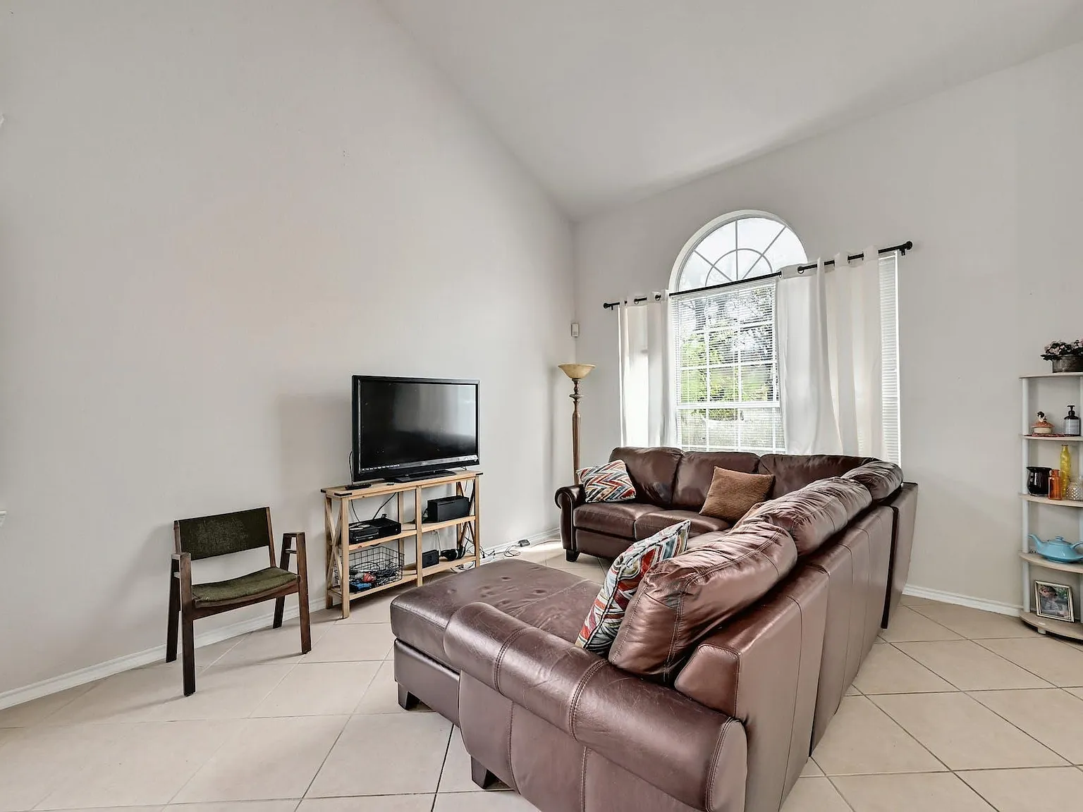 4 bed, 2.5 bath, 2364 sqft, $2,700 — Photo 3