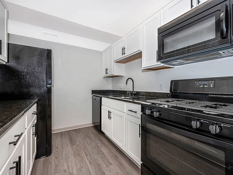 Hilltop Apartments — Photo 16