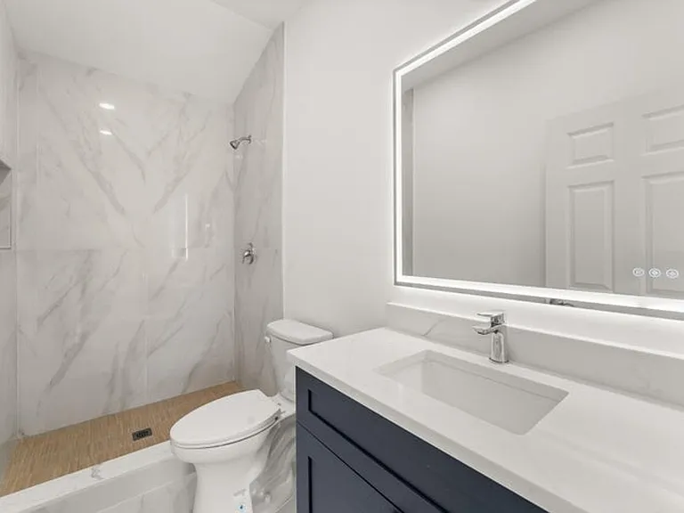 111 W 35th St — Photo 15