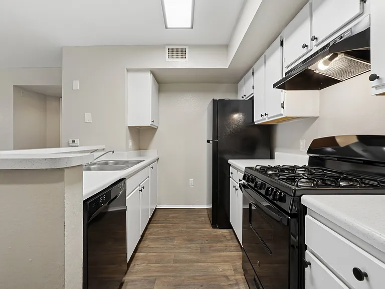 Glen Oaks Apartments — Photo 5