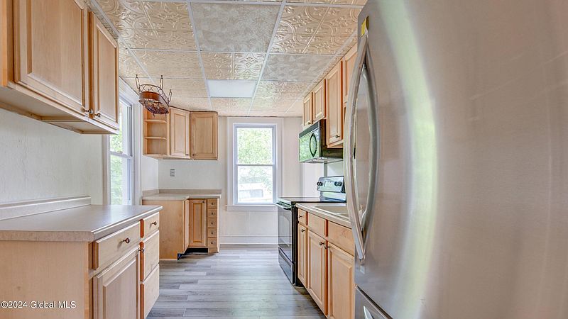 4th image of 237 Moyer Street