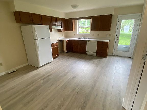 4th image of 87 Dickey Ave #87