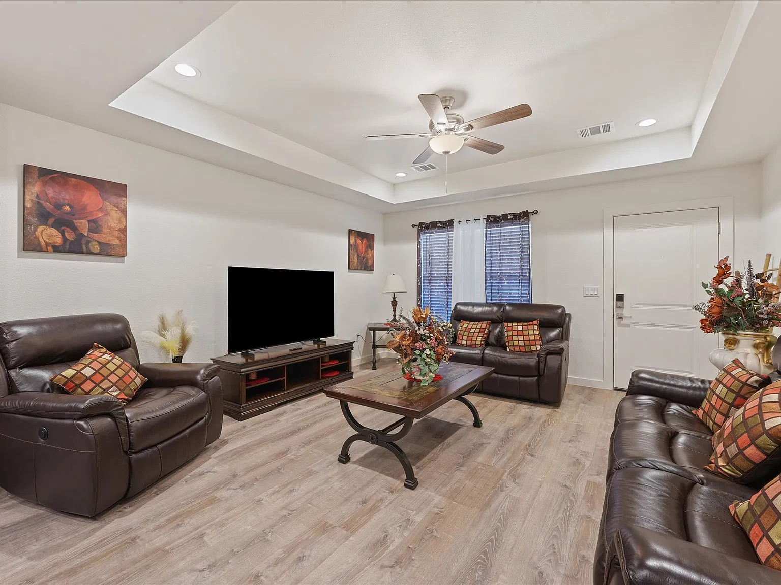 3 bed, 1262 sqft, $2,500 — Photo 3