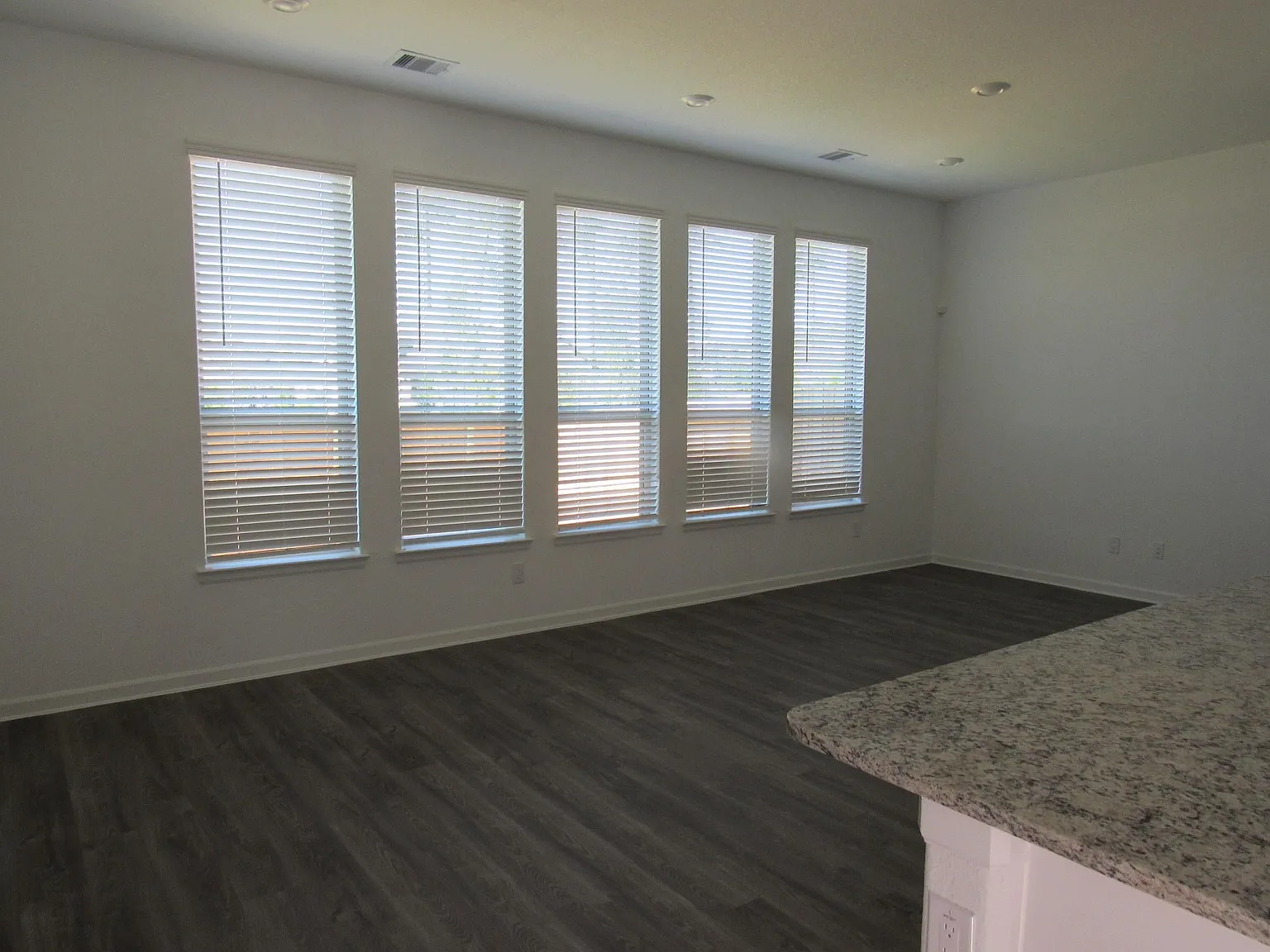 3 bed, 2.5 bath, 1826 sqft, $2,300 — Photo 3