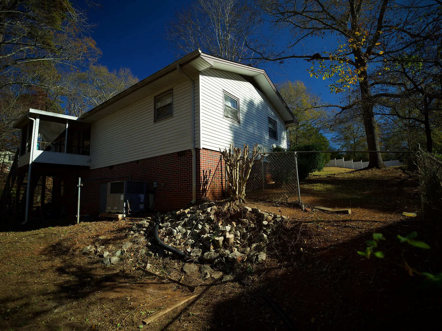 5 bed, 2160 sqft, $2,200 — Photo 2