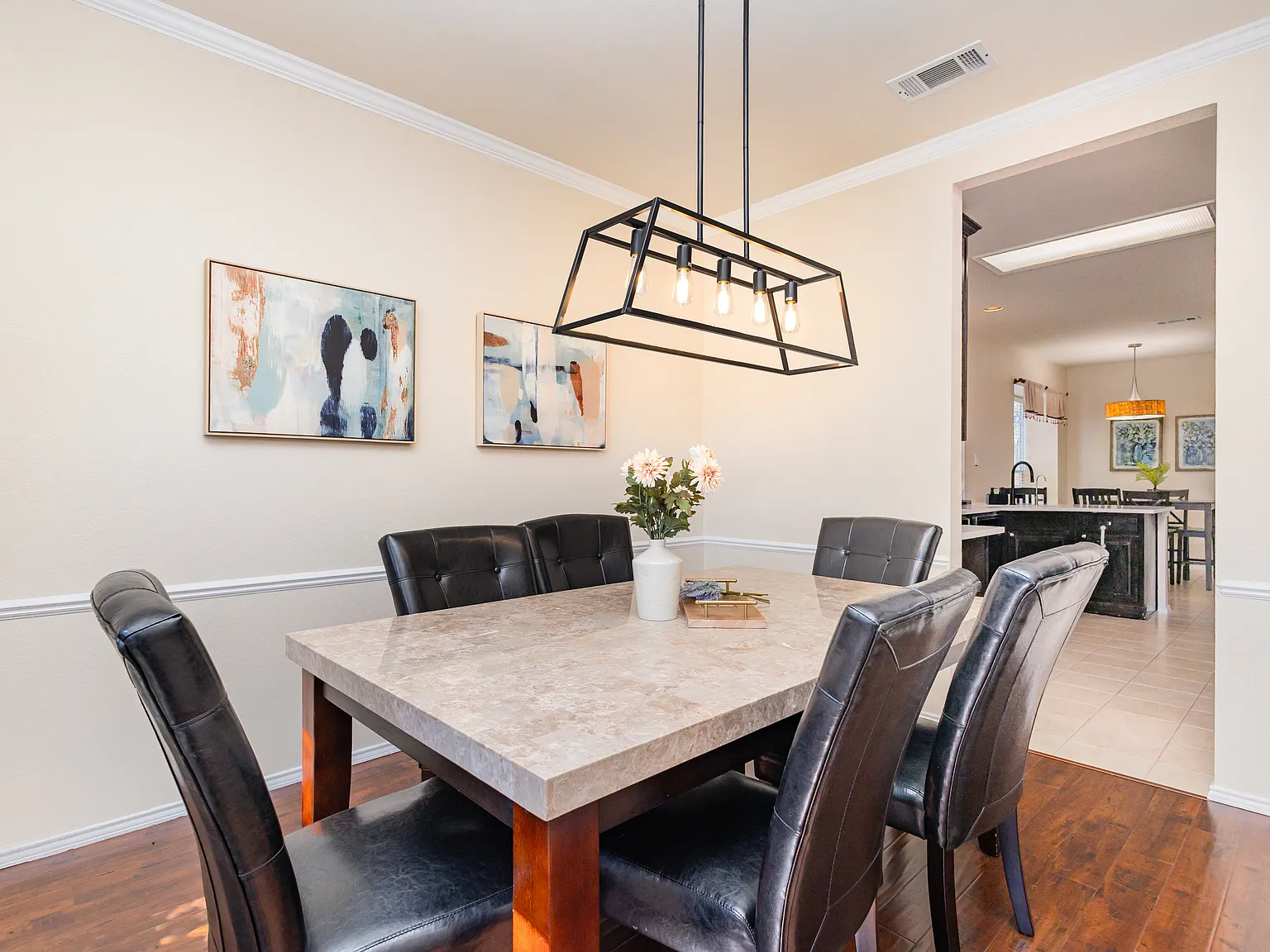 4 bed, 2.5 bath, 2423 sqft, $8,400 — Photo 3