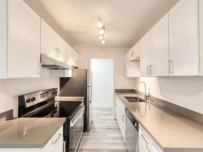 424 Callan Ave — Photo 1