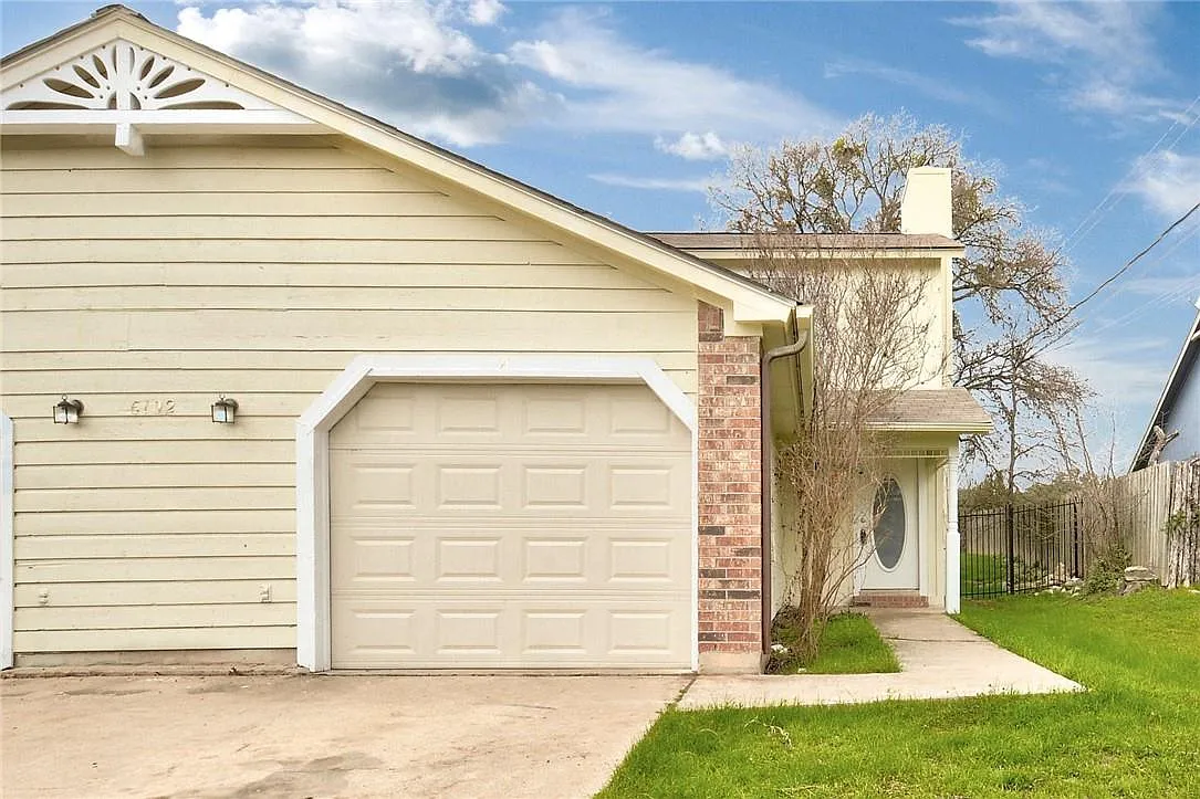 2 bed, 2.5 bath, 1128 sqft, $1,700 — Photo 1