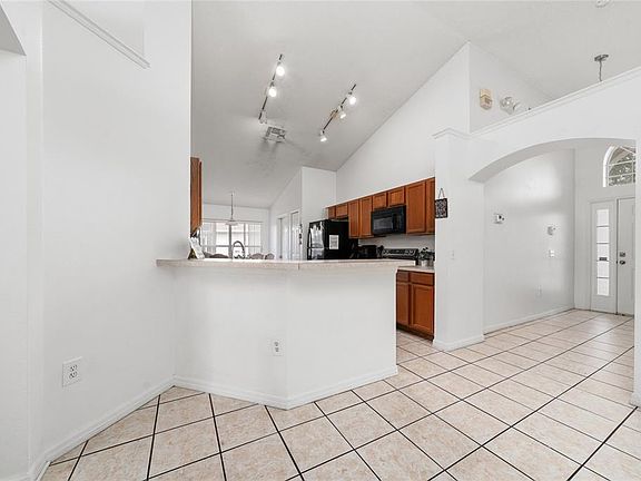 3rd image of 232 LAKE SHORE PARKWAY
