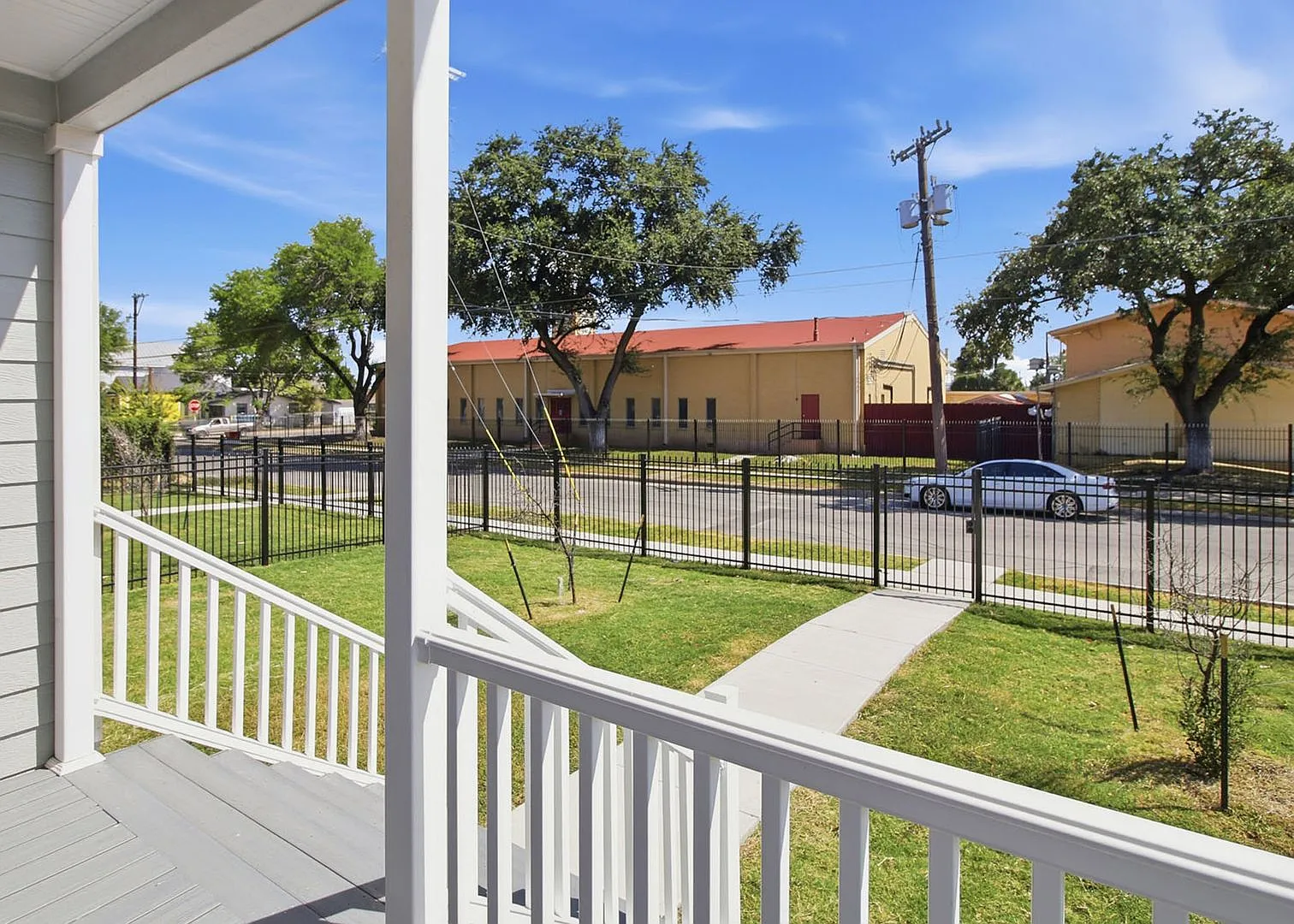 Modern 3 Bedroom Home Minutes from Downtown San Antonio — Photo 2